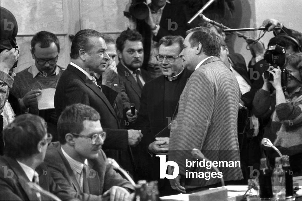 The round-table negotiations. the last plenary session. Czeslaw Kiszczak (left), Alojzy Orszulik, Lech Walesa. Warsaw, Poland first half of 1989, talks between the communist government and the pro-democratic opposition led to an agreement and deconstruction of the regime. Namiestnikowski palace 05.04.1989