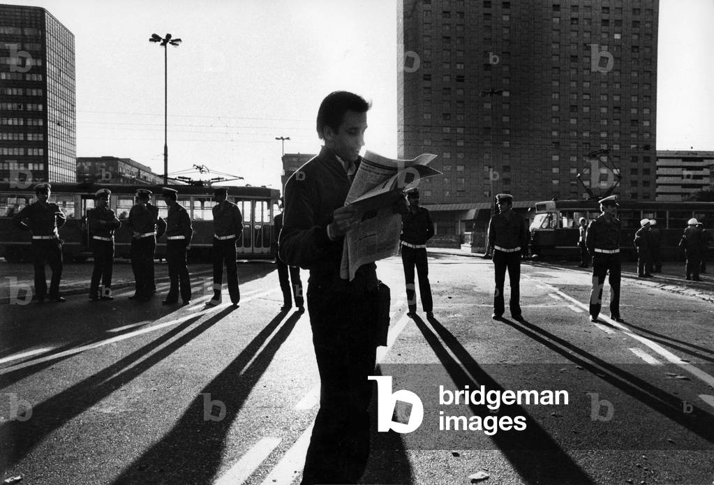 Warsaw, 16.08.1981. Martial Law in Poland. 'No turning left'. Round-about blockade on Marszalkowska street and Jerozolimskie Avenue intersection. Military blocked the roundabout in an attempt to prevent demonstrators from reaching KC PZPR buildings. 