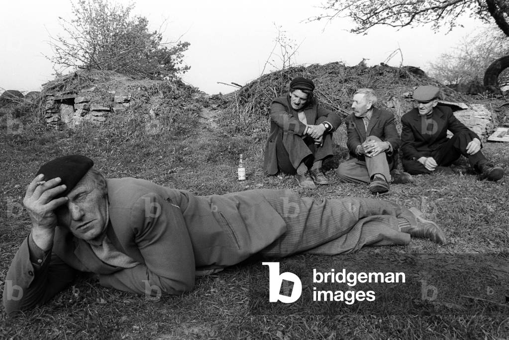 Jaworznia near Kielce, Poland, 1979. Folk sculptor Jan Bernasiewicz (second from the right) is chatting with neighbours in his art museum's garden. 