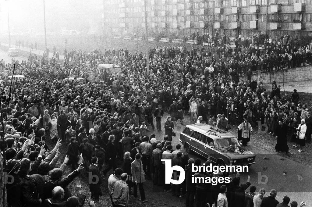 Bialystok, 02.11.1984. Hearse with the dead body of Jerzy Popieluszko drives from Bialystok to Warsaw. 