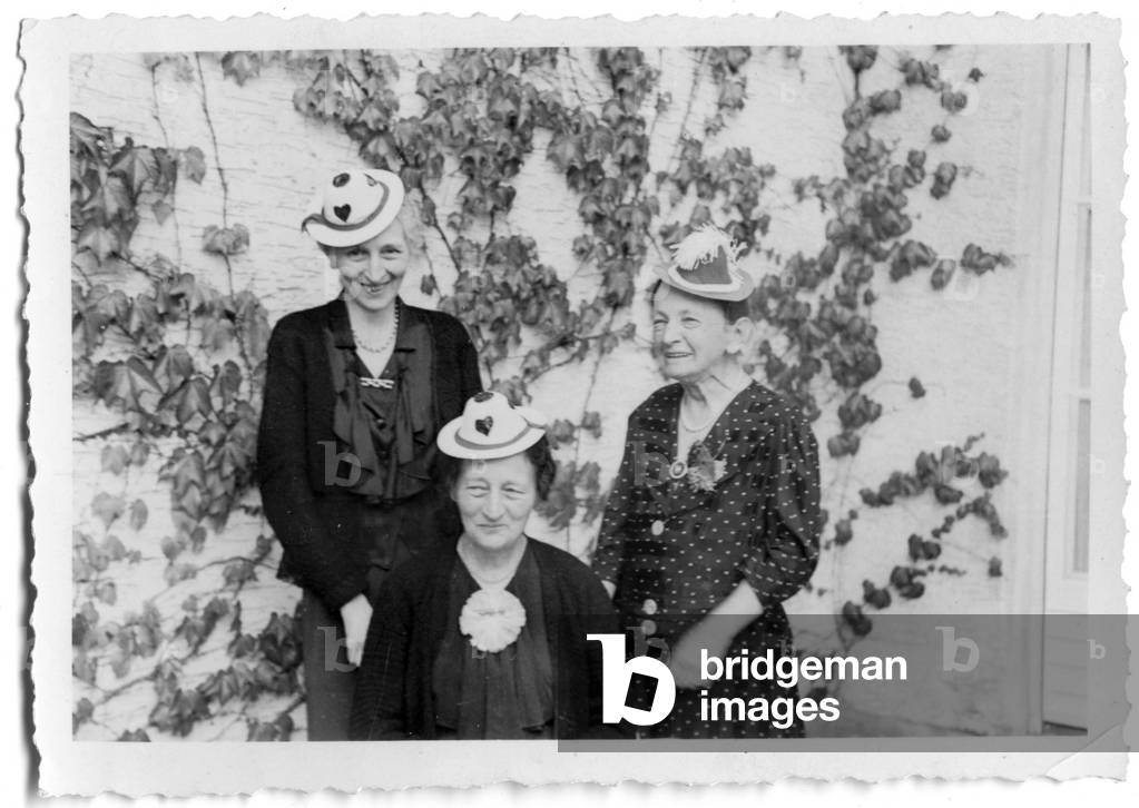 Nowy Sacz, 05.08.1942. Three women wearing hats. Reproduction Andrzej Sidor 