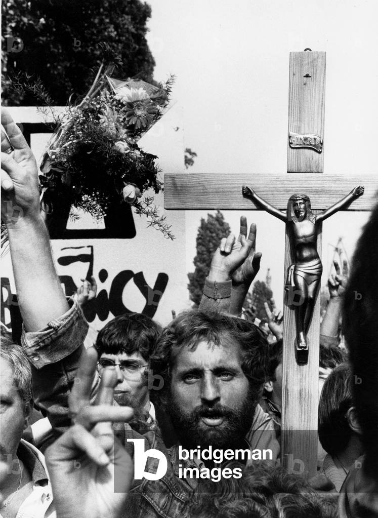 Gdansk, August 1988. Sit-in strike at Lenin Gdansk steel plant. Cross. 