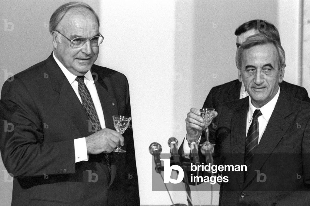 Warsaw, 09.11.1989. Wizyta kanclerza Niemiec Helmuta Kohla w Polsce. Przyjecie na czesc goscia w Palacu Namiestnikowskim. N/z od lewej: kanclerz Helmut Kohl, premier Tadeusz Mazowiecki. 