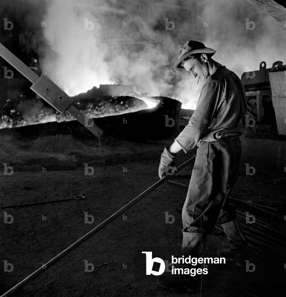 Nowa Huta, 1965. Metal combiner. Photographed: trigger blast from blast furnace at Lenin Steelworks. 