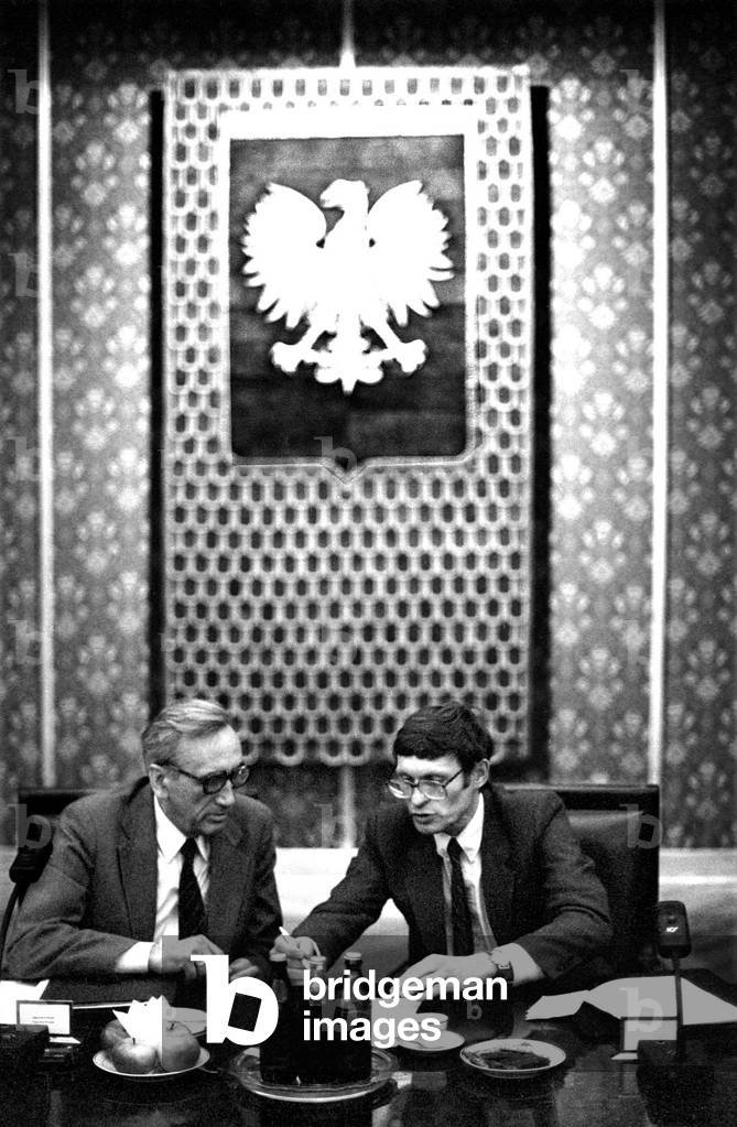 Warsaw, 06.11.1989. Prime Minister Tadeusz Mazowiecki and Vice-Prime Minister, and Minister of Finance Leszek Balcerowicz in Solidarnosc cabinet session. 