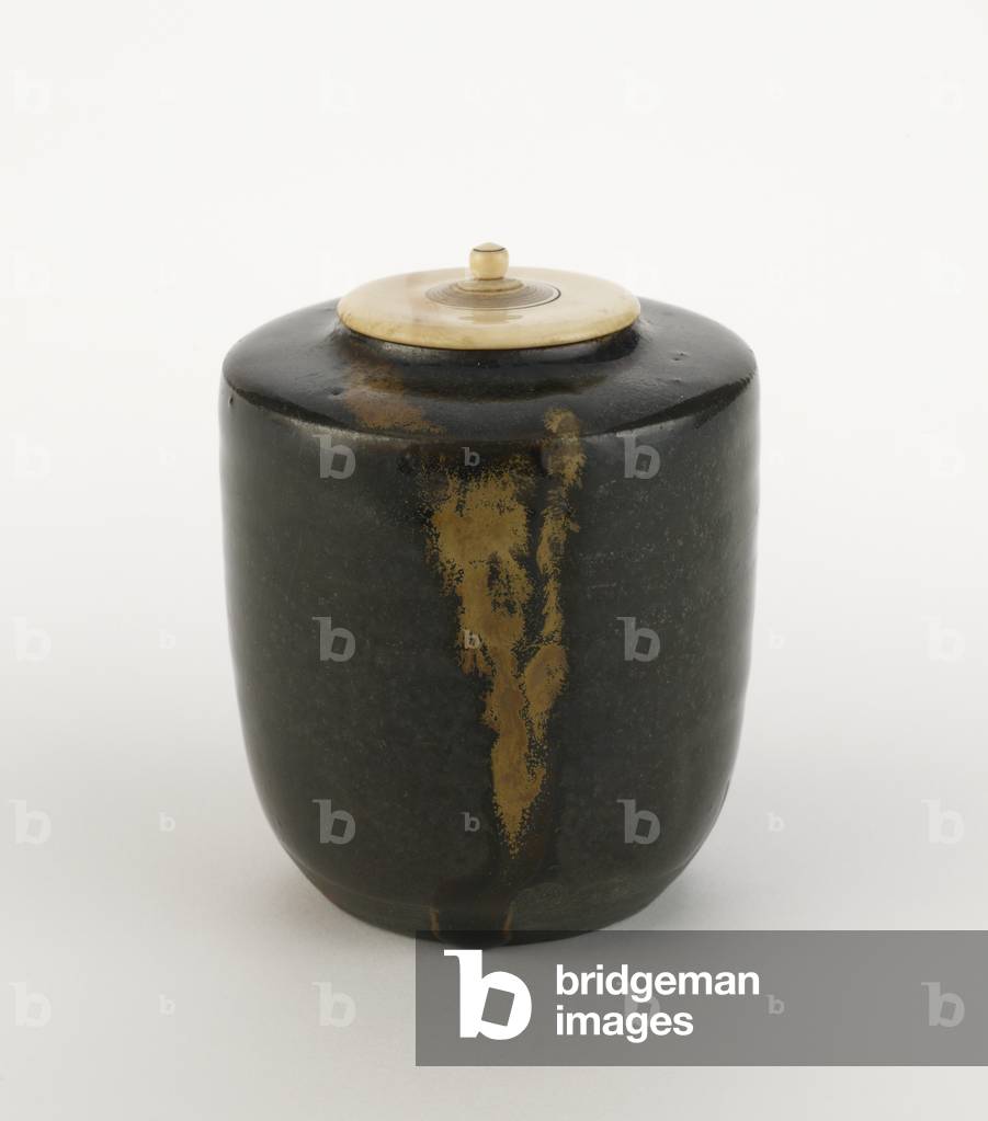 Seto ware tea caddy, katatsuki type, Tea caddy (katatsuki chaire), 1624-55 (stoneware with iron glaze, ivory lid)