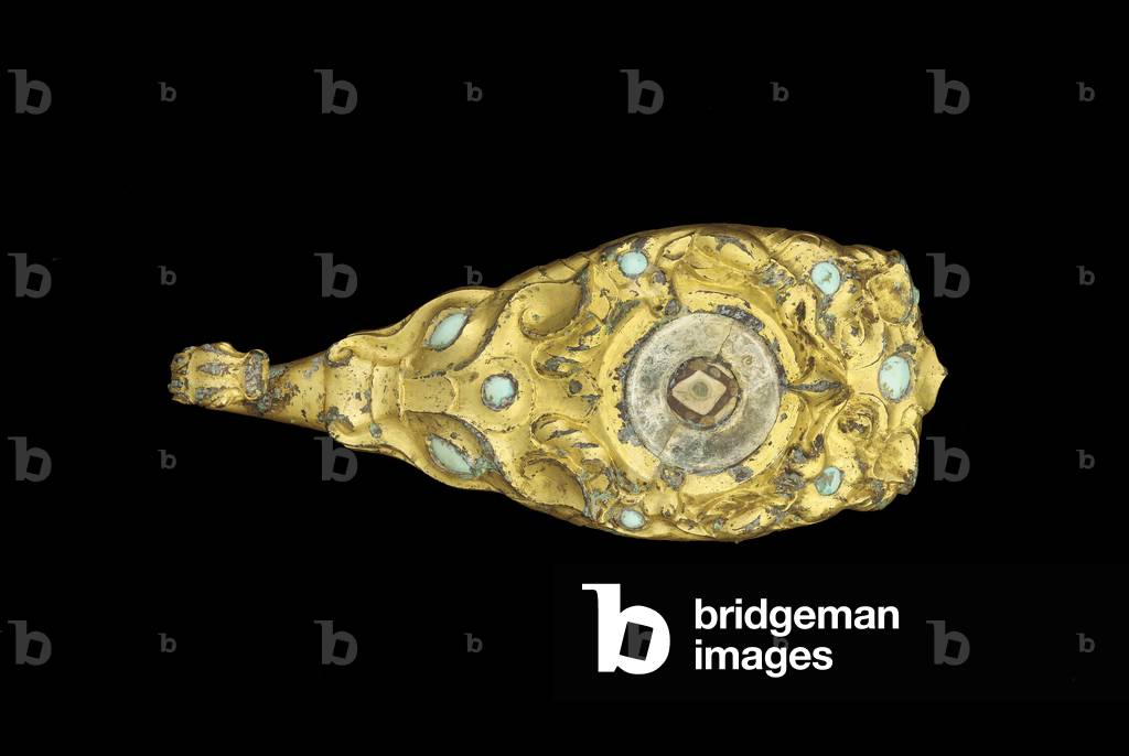 Garment hook (daigou) with dragon and raptor heads, and two deer, c.late 4th-early 3rd century BC (gilt cast bronze inaid with turquoise jade and glass)