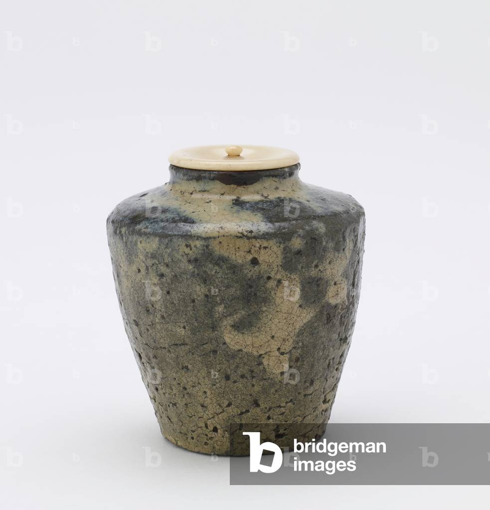 Shodai ware tea caddy with faceted sides, katatsuki type, Tea caddy (katatsuki mentori chaire), 1780-1850 (stoneware with rice-straw-ash glaze, ivory lid)