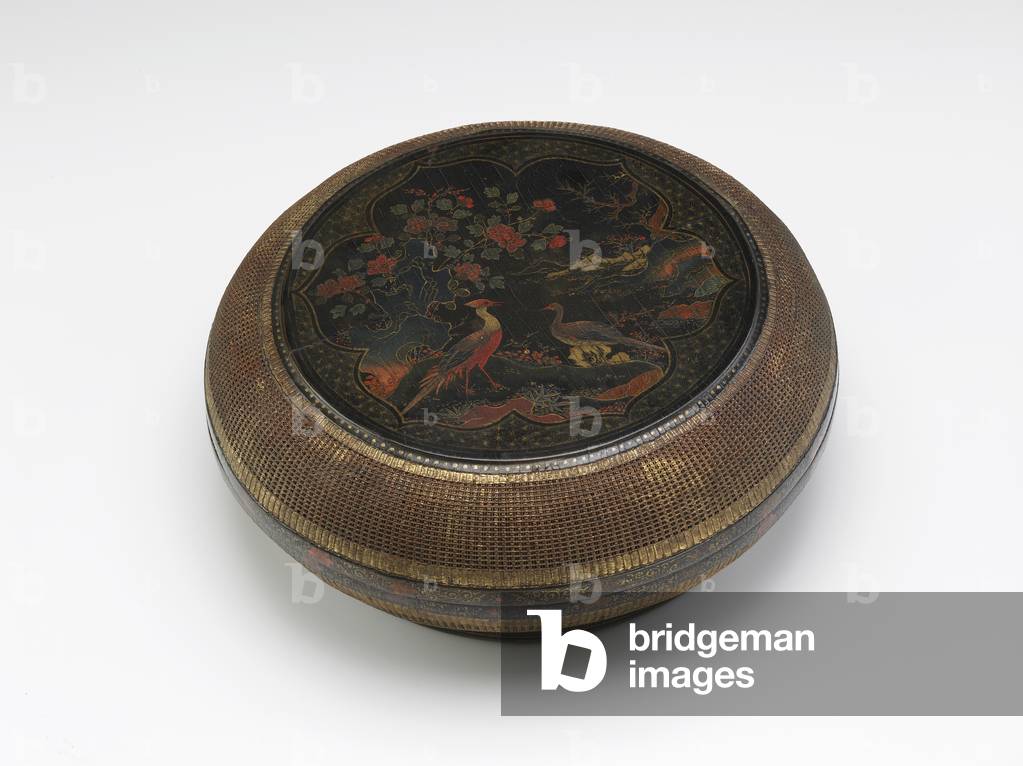 Lacquered and basketry panel circular box, Late 16th-early 17th (black lacquer on wood core with polychrome pigments gilding and bamboo basketry)