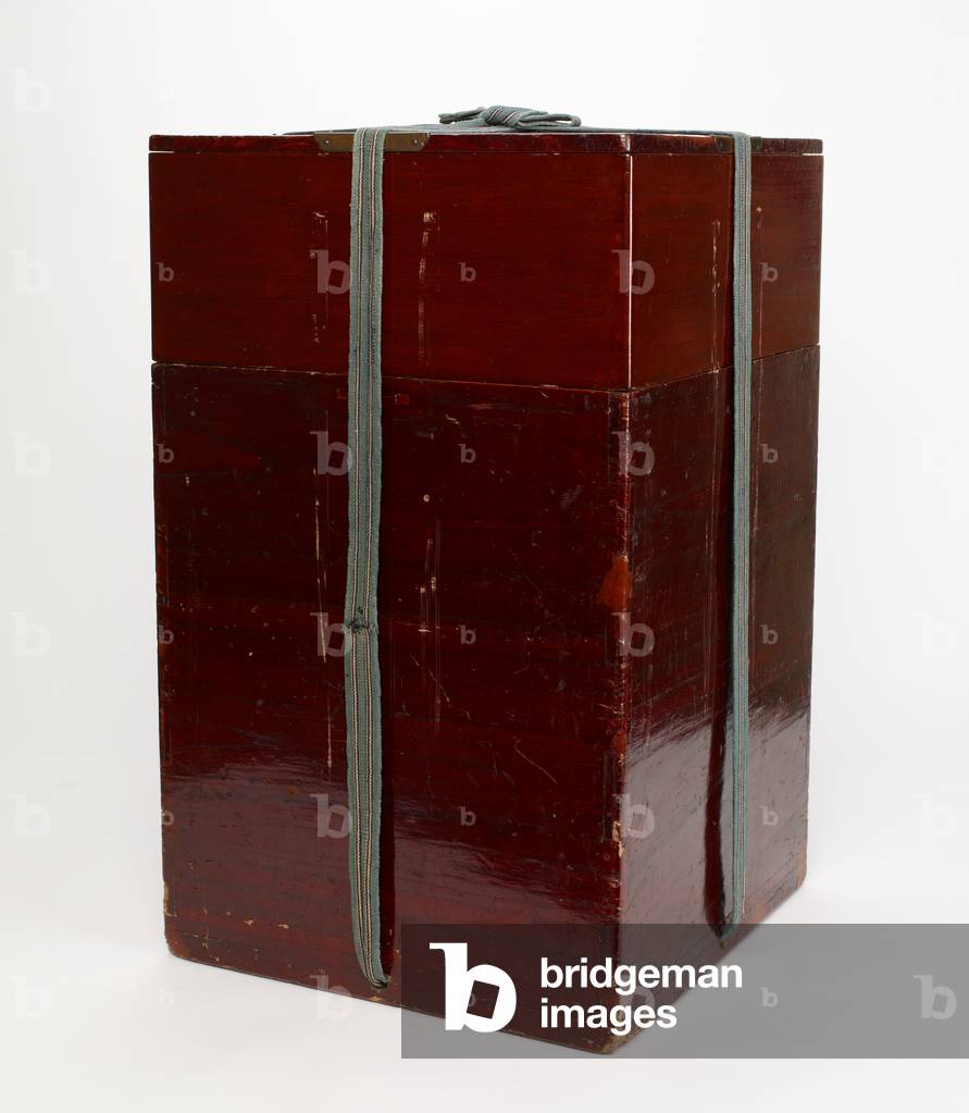 Inner storage box for tea-leaf storage jar and accoutrements, 1615-1868 (lacquered paulownia wood with copper reinforcements and relief silver lacquer inscription on lid, paper lining in body, and cotton cord)