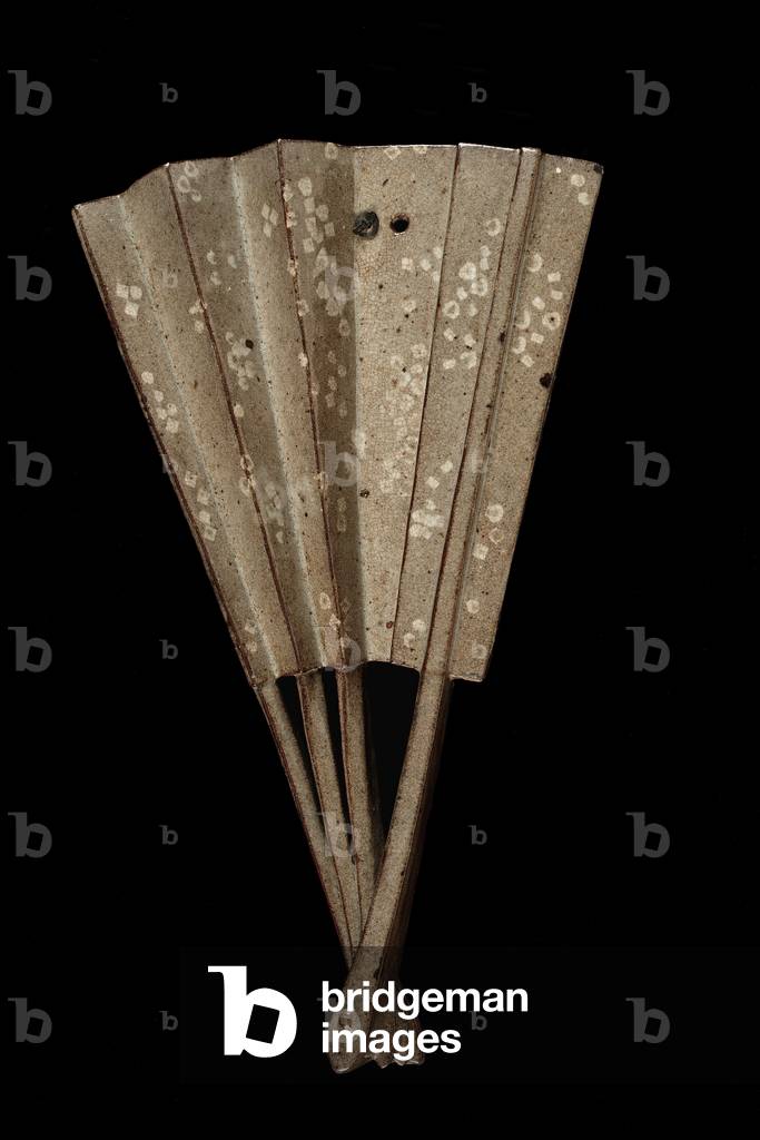 Hanging vase in the shape of a fan, Kumamoto prefecture, Edo period (ceramic)