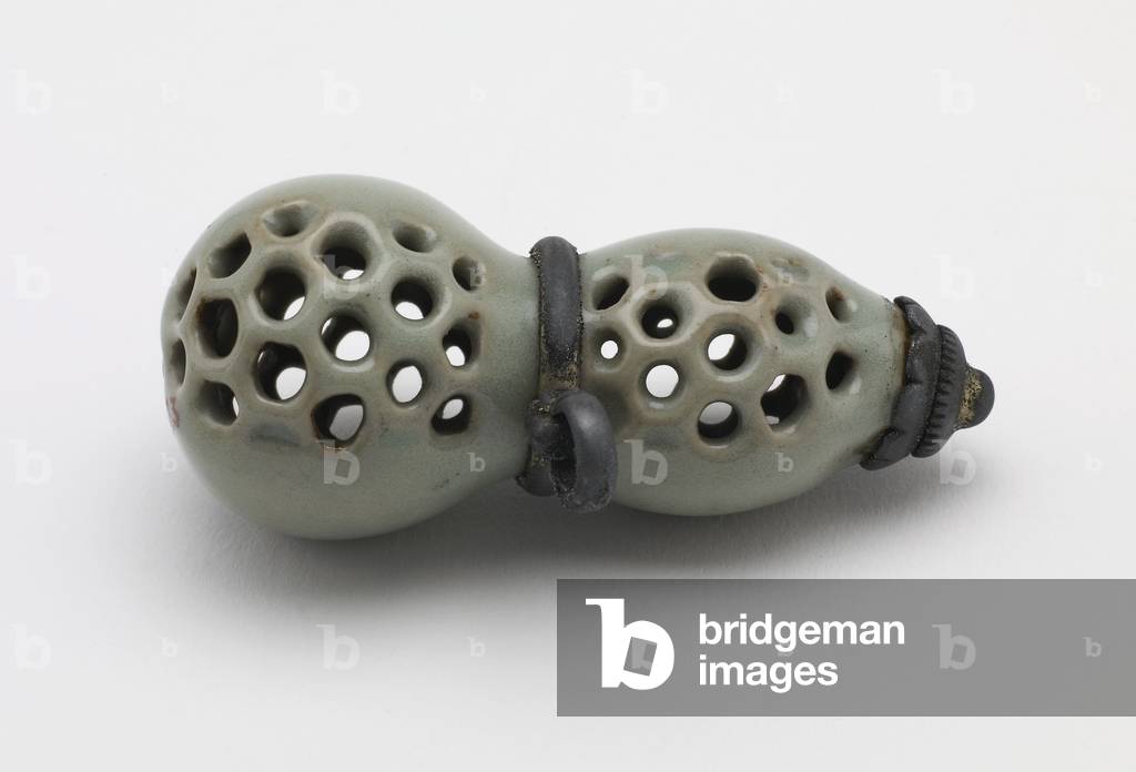 Netsuke in the shape of a gourd, Yamashiro province, Edo period or Meiji era (ceramic)