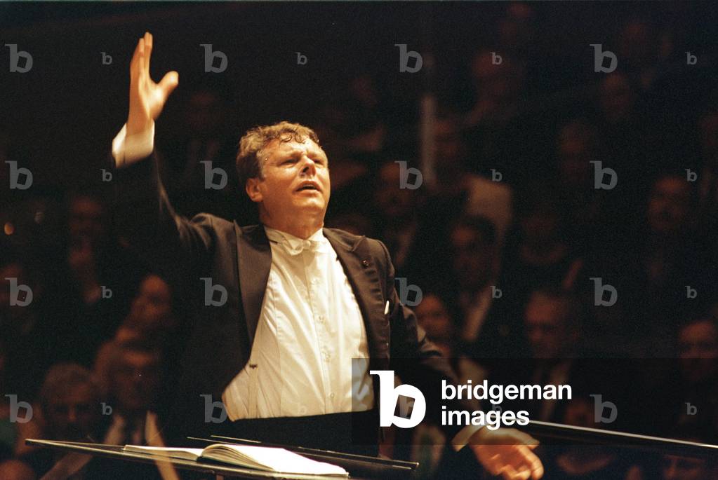 Mariss Jansons conducting Gustav Mahler 's Third Symphony with Oslo Philharmonic Orchestra, Lucerne Concert Hall, 2001