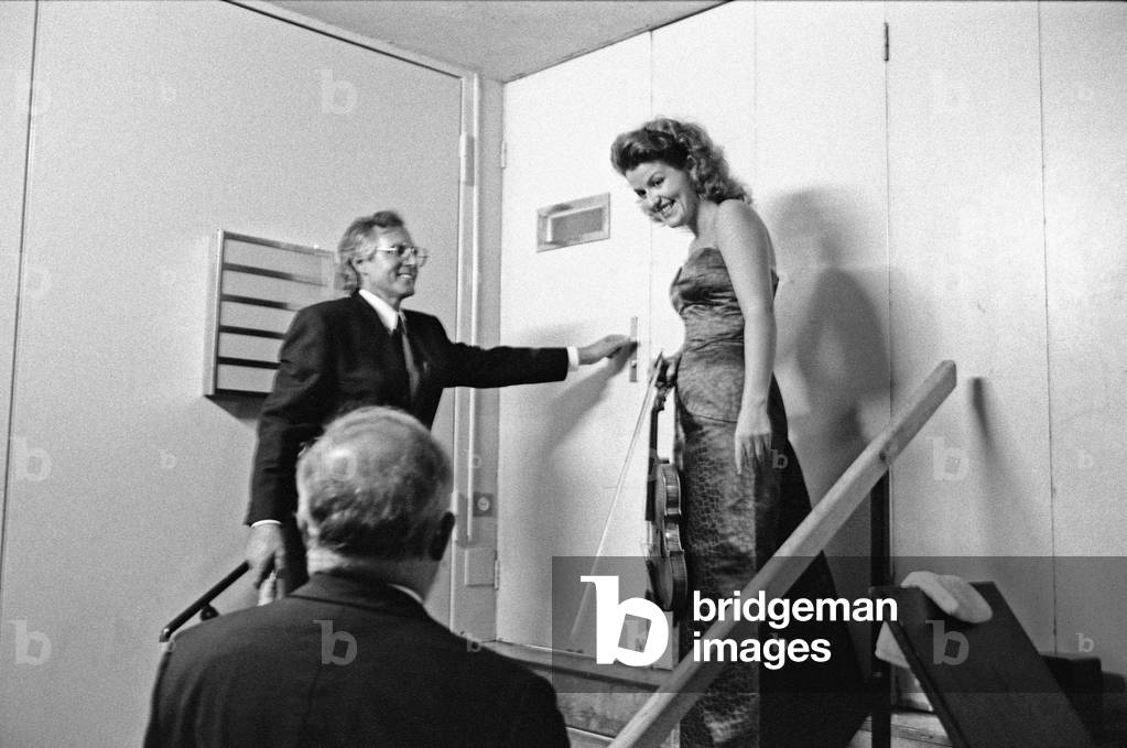 Anne-Sophie Mutter looking at Krzysztof Penderecki  before going on stage at the Lucerne Festival