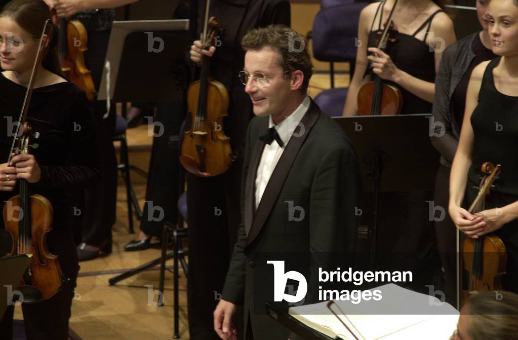 Franz Welser-Möst receiving applause at Lucerne, 2001