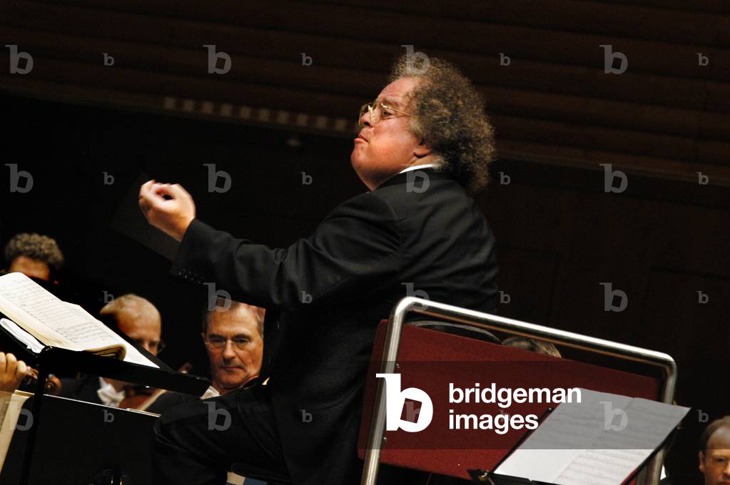 James Levine conducting the Munich Philharmonic Orchestra with baton, at Lucerne, 2003