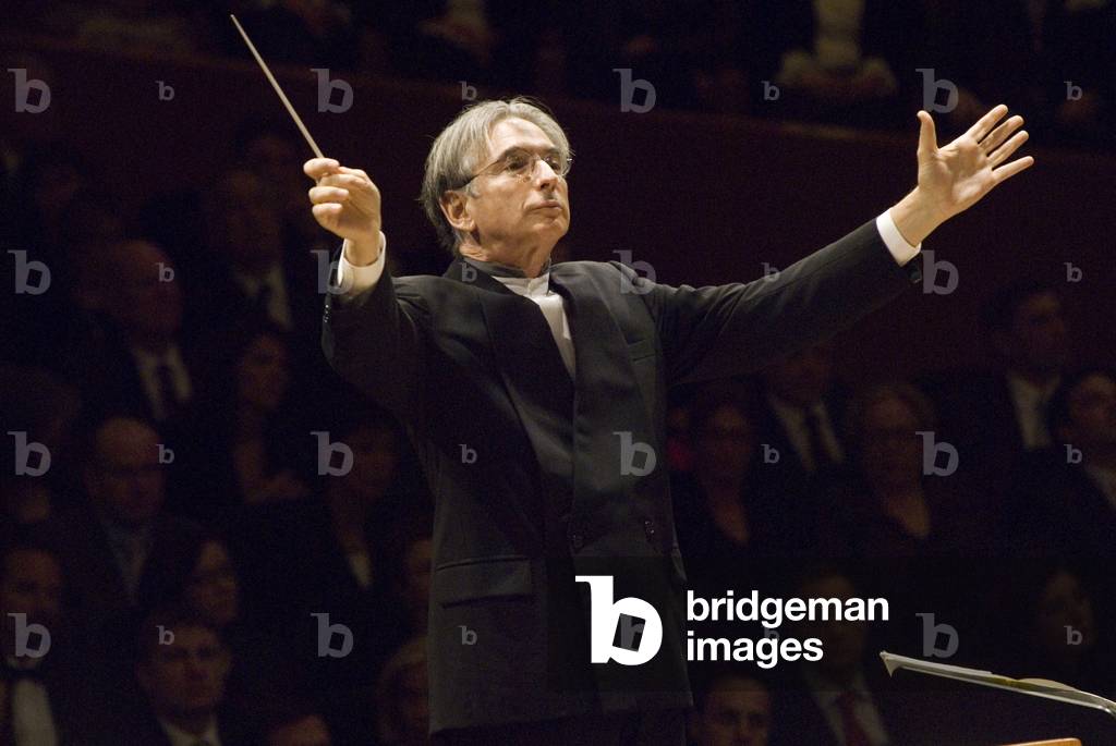 Michael Tilson Thomas conducting San Francisco Symphony Orchestra performing  Gustav Mahler 's 7 th Symphony
