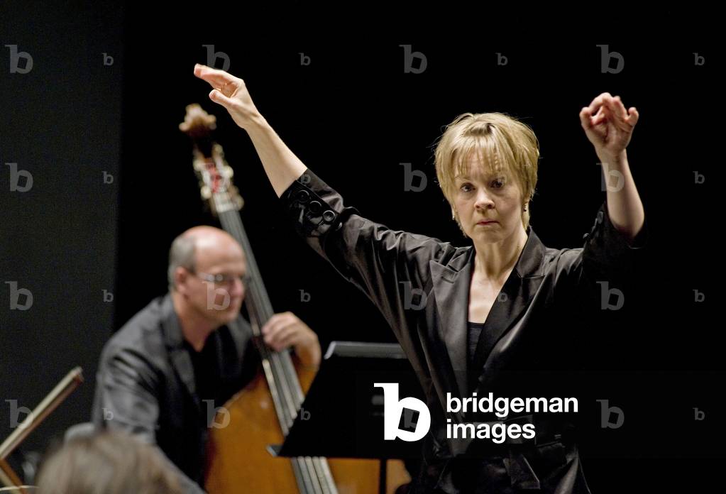Susanna Maelkki conducting the Ensemble Intercontemporain