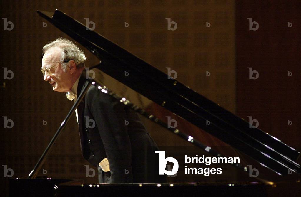Alfred Brendel bowing after his piano recital at Lucerne Concert Hall, 2002