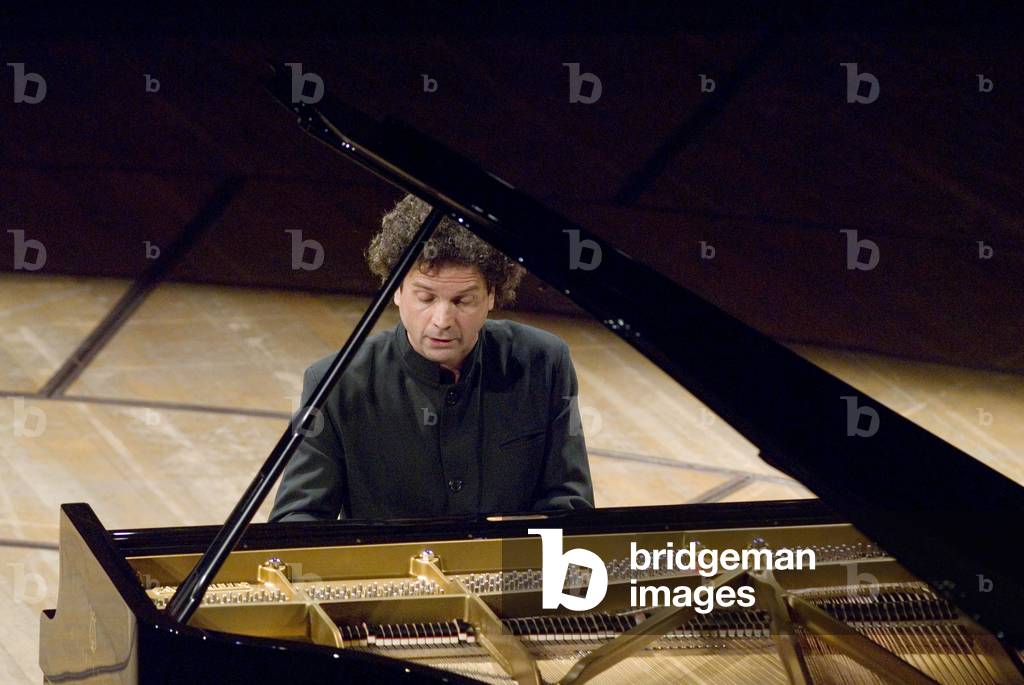 Andreas Haefliger playing piano