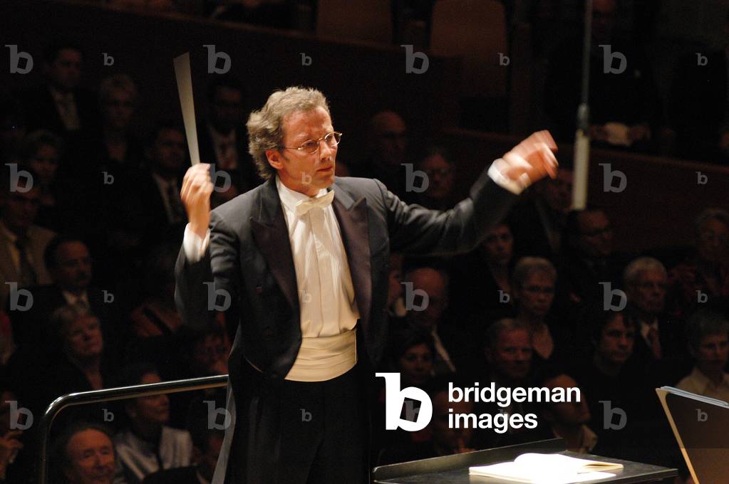 Franz Welser-Möst conducting with baton, Lucerne 2004