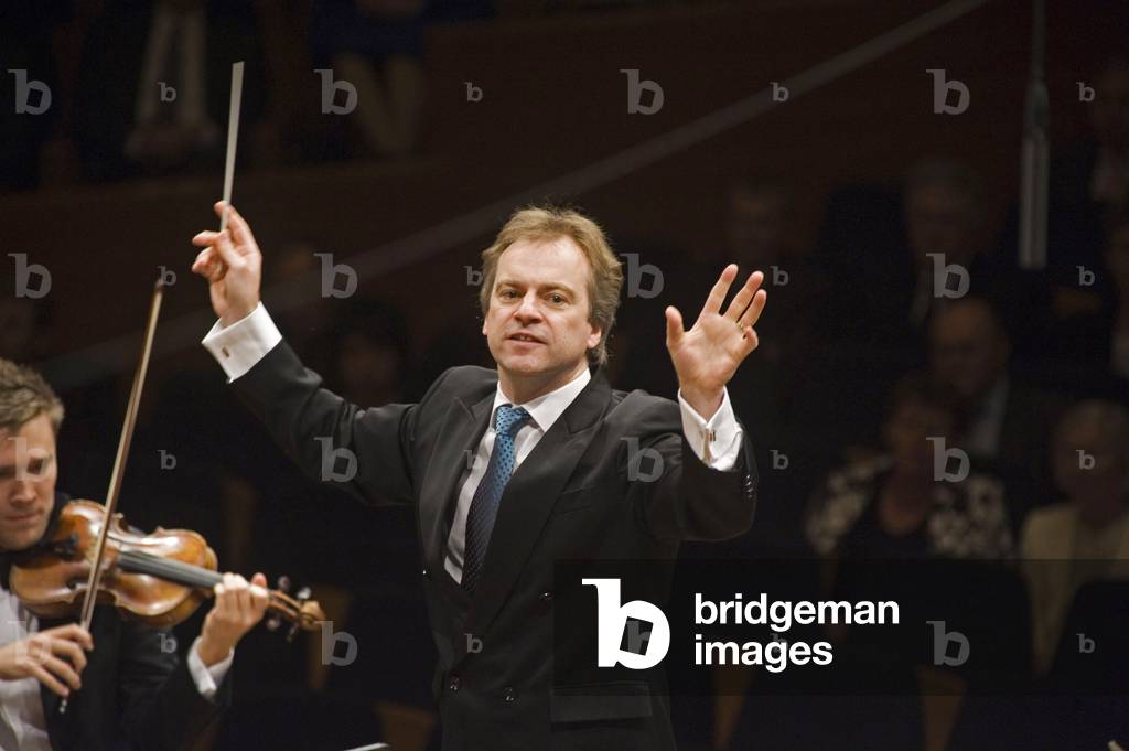 Jonathan Nott, conducting the 'Gustav-Mahler-Jugendorchester'