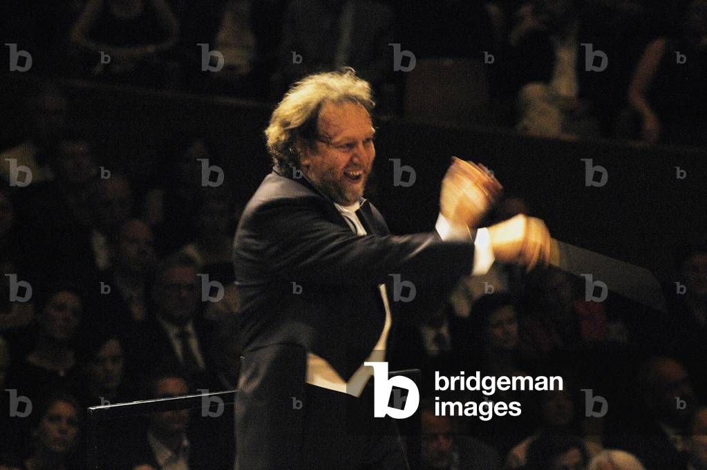 Riccardo Chailly conducting with baton in Lucerne, 2003