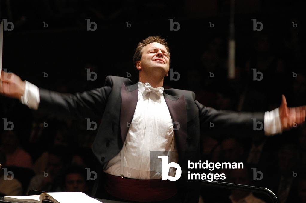 Sakari Oramo conducting in Lucerne, 2003