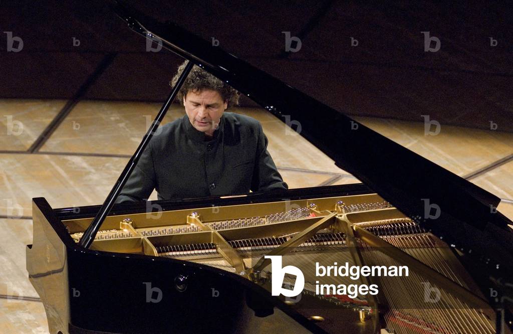 Andreas Haefliger playing piano