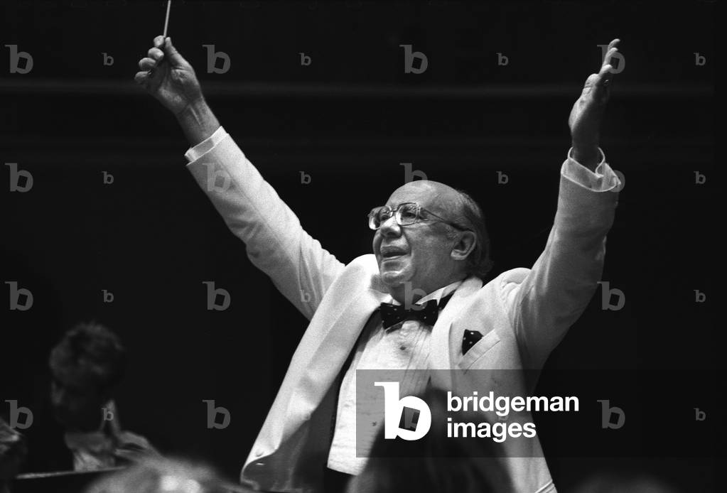 Gennadi Rozhdestvensky conducting with baton at Lucerne, 1994