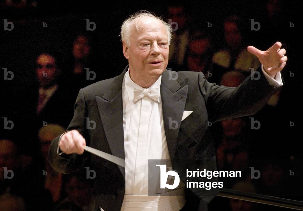 Bernard Haitink conducting the Chamber Orchestra of Europe in Beethoven 's Symphony Nr