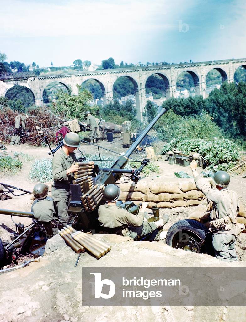 An anti-aircraft Bofors 40mm gun crew has taken position near St. Malo in the Bretagne, July 1944 (photo)