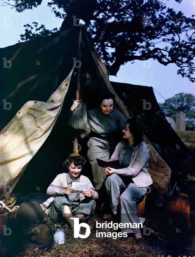 Three women of the Womens Army Corps (WAC) in front of their tent, United Kingdom, 1944 (photo)