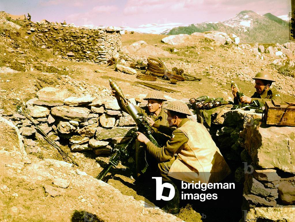 British soldiers firing grenades at German Wehrmacht positions, Italy, January 1944 (photo)