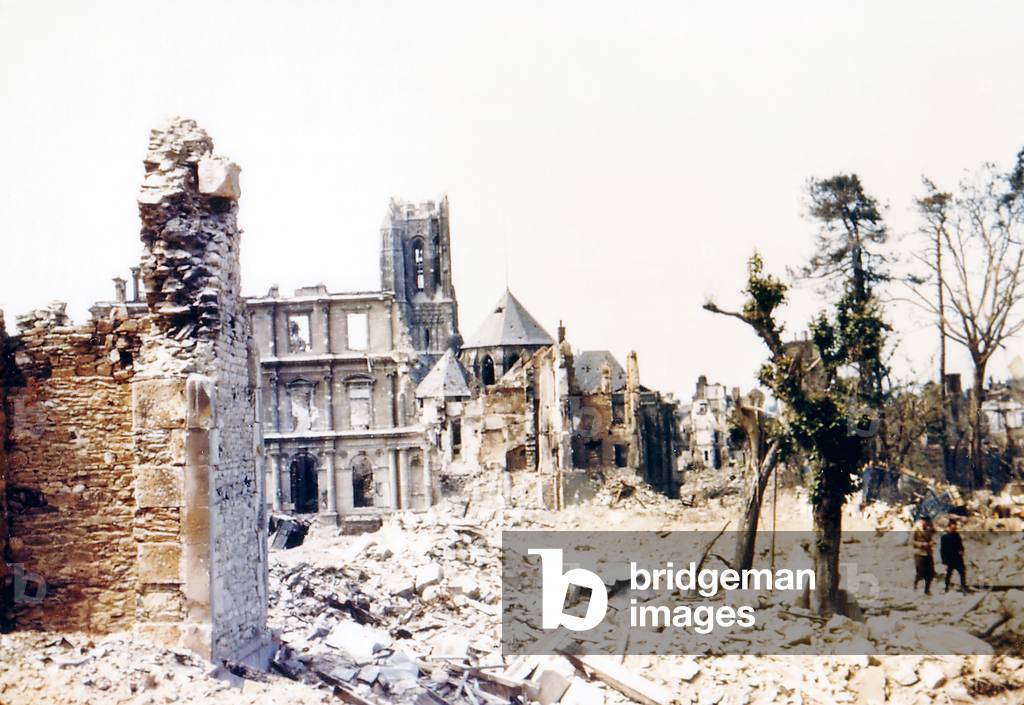 Two people walking through the ruins of Saint-Lo, August 1944 (photo)