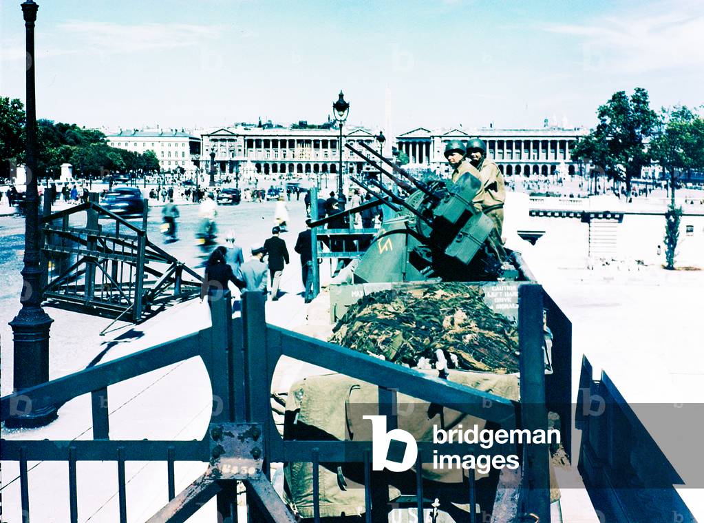 American soldiers have set up defensive positions with an anti-aircraft 40mm Bofors gun, Place de la Trocadero, Paris, France, August 1944 (photo)