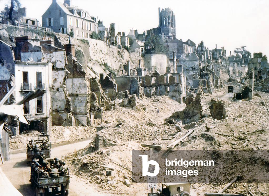 Due camion dell'esercito degli Stati Uniti e due jeep americane che attraversano le rovine di Saint-Lo, agosto