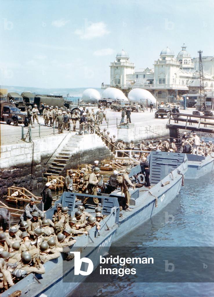 United States Army troops boarding a Landing Craft Infantry (LCI) at Weymouth, Southern England, 5th June 1944 (photo)