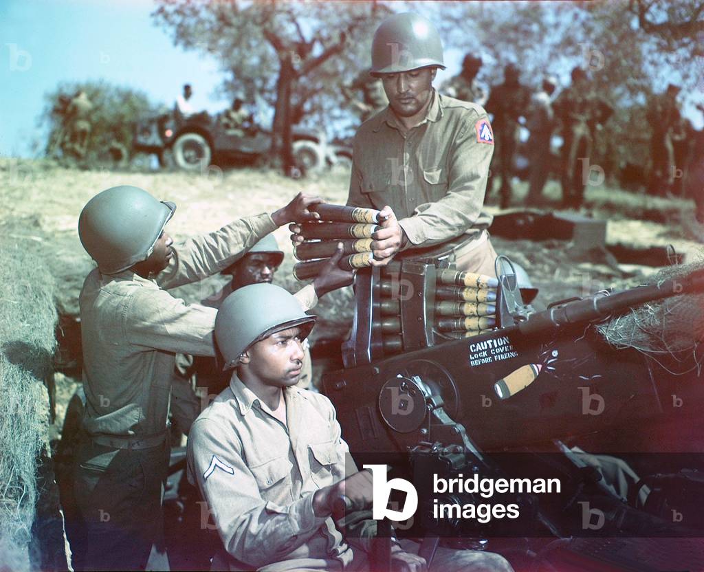 Three black American soldiers of the 92nd Infantry Division setting up an anti-aircraft Bofors 40mm gun, Italy, September 1944 (photo)