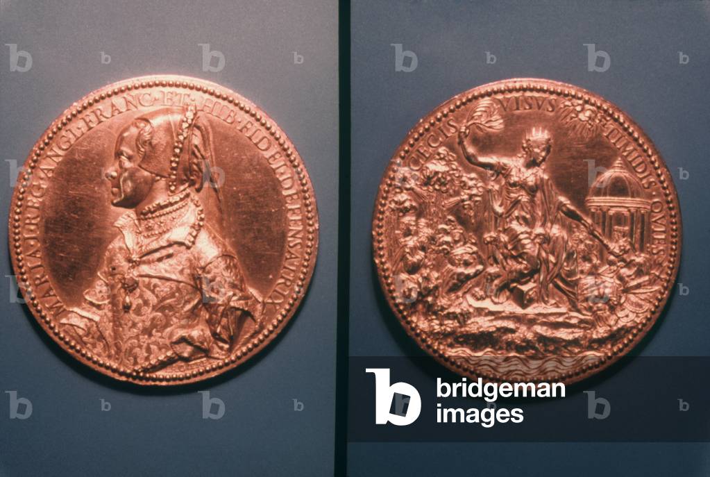 QUEEN MARY I (1516-1558) Gold medal of Queen Mary I depicted as the peaceful protector of England, by Jacopo da Trezzo.