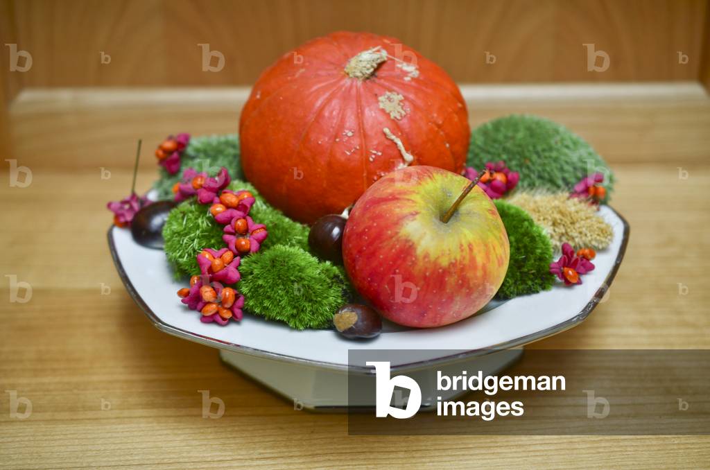 Food on an altar that is offered to buddha (photo)