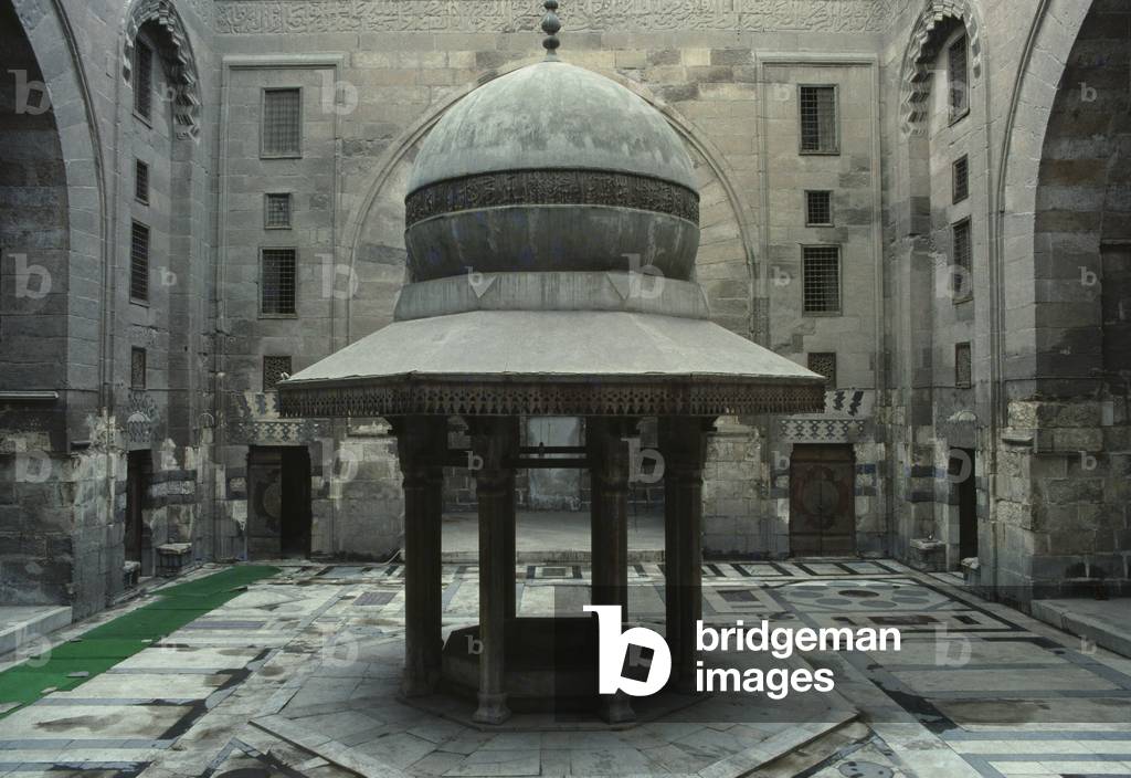 Courtyard and domed fountain, mosque Sultan al-Zahir Barquq (photo)