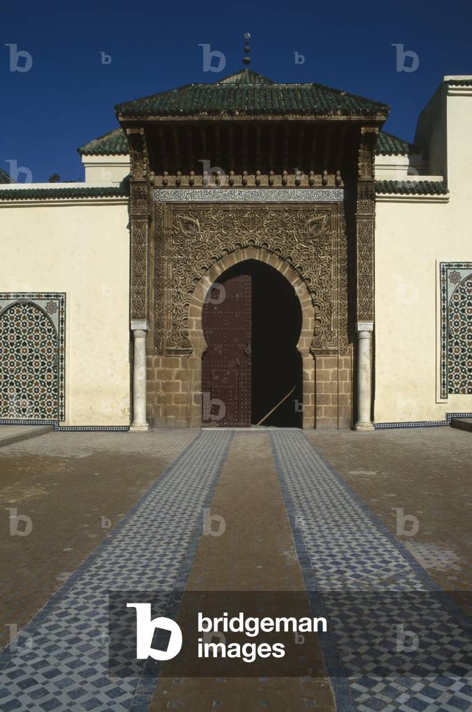Entry of the mausoleum (photo)