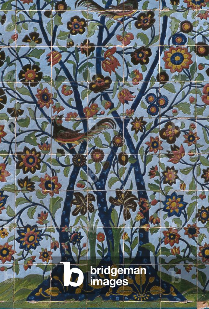 Kolah Farangi Pavilion, decorative tilework of the facade (photo)