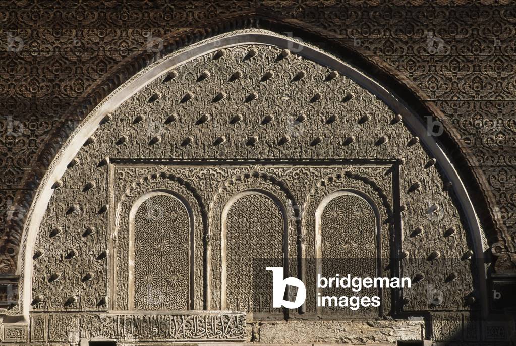 Courtyard interior, detail of an arch (photo)