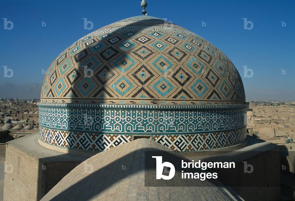 Cupola with the shadow of the minaret (photo)