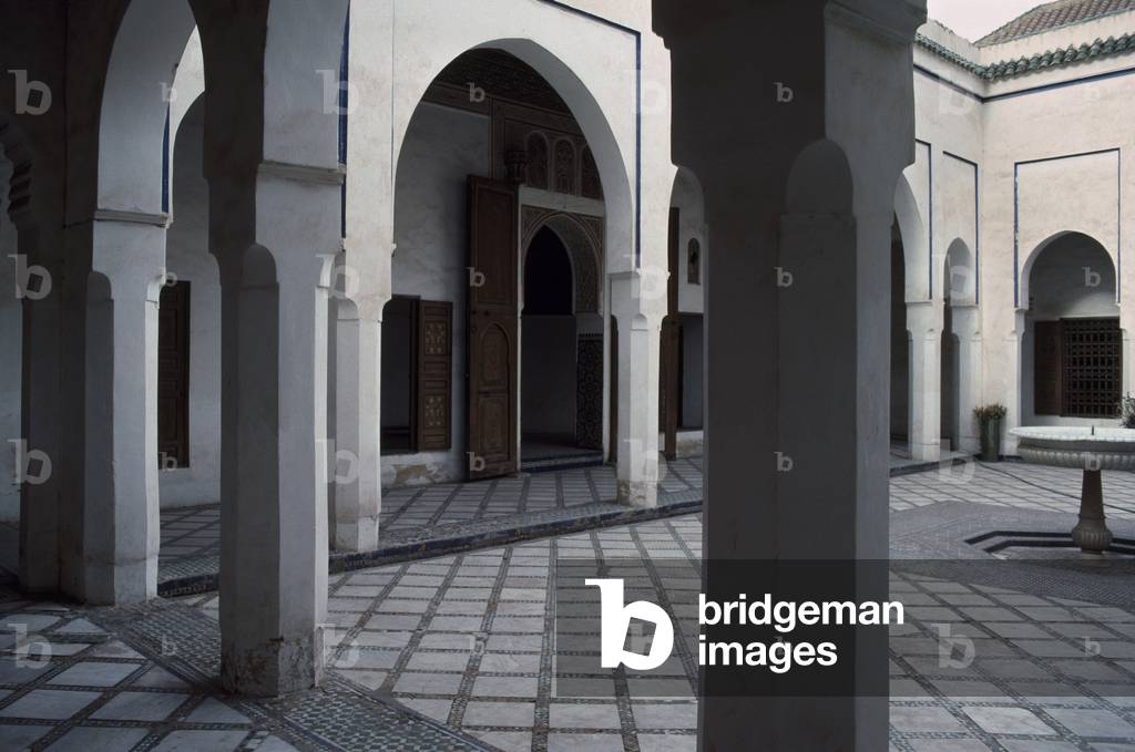 View of a courtyard interior (photo)