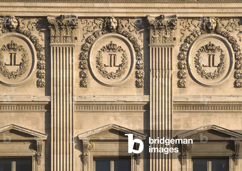Detail of the facade of the Louvre (photo)