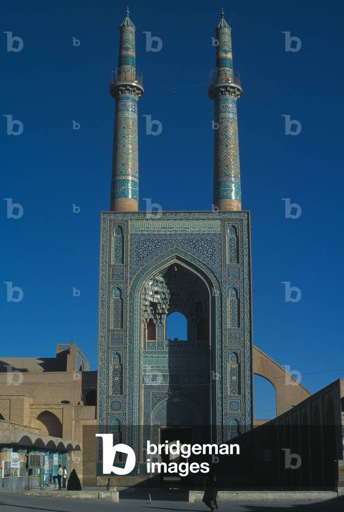 Entrance gateway with two minarets (photo)