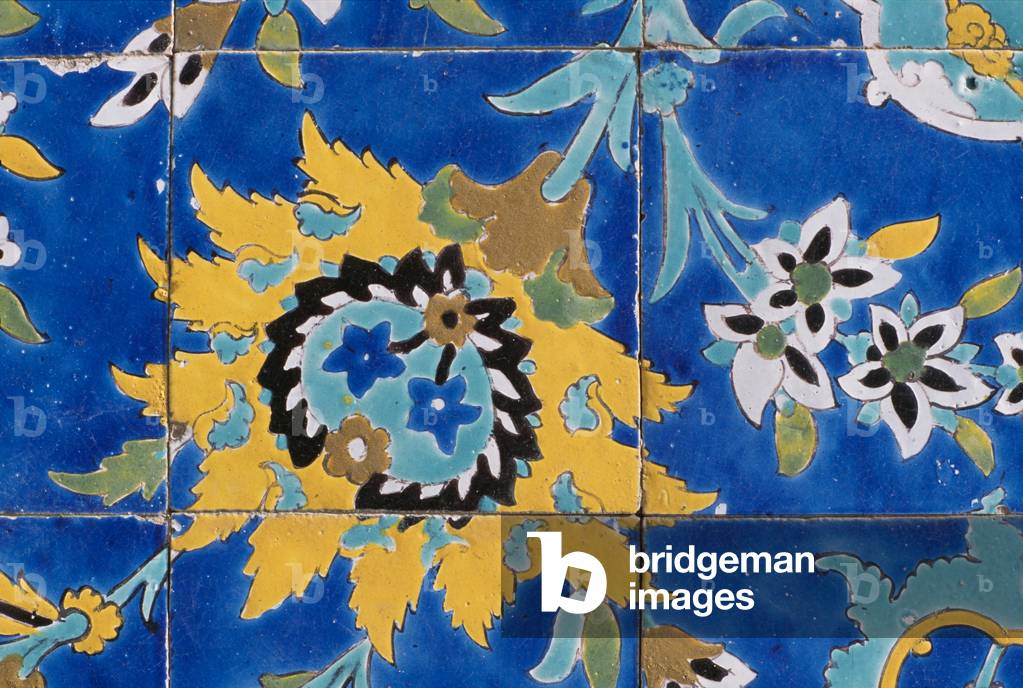 Mosque of Sheikh Lotfollah, decorative tilework of the facade, detail of a flower (see also 492919) (photo)